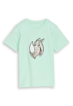 Lichtgroen T-shirt met korte mouwen met een glimlachende cartoon neushoornkop gemaakt van zilveren en witte pailletten aan de voorkant.