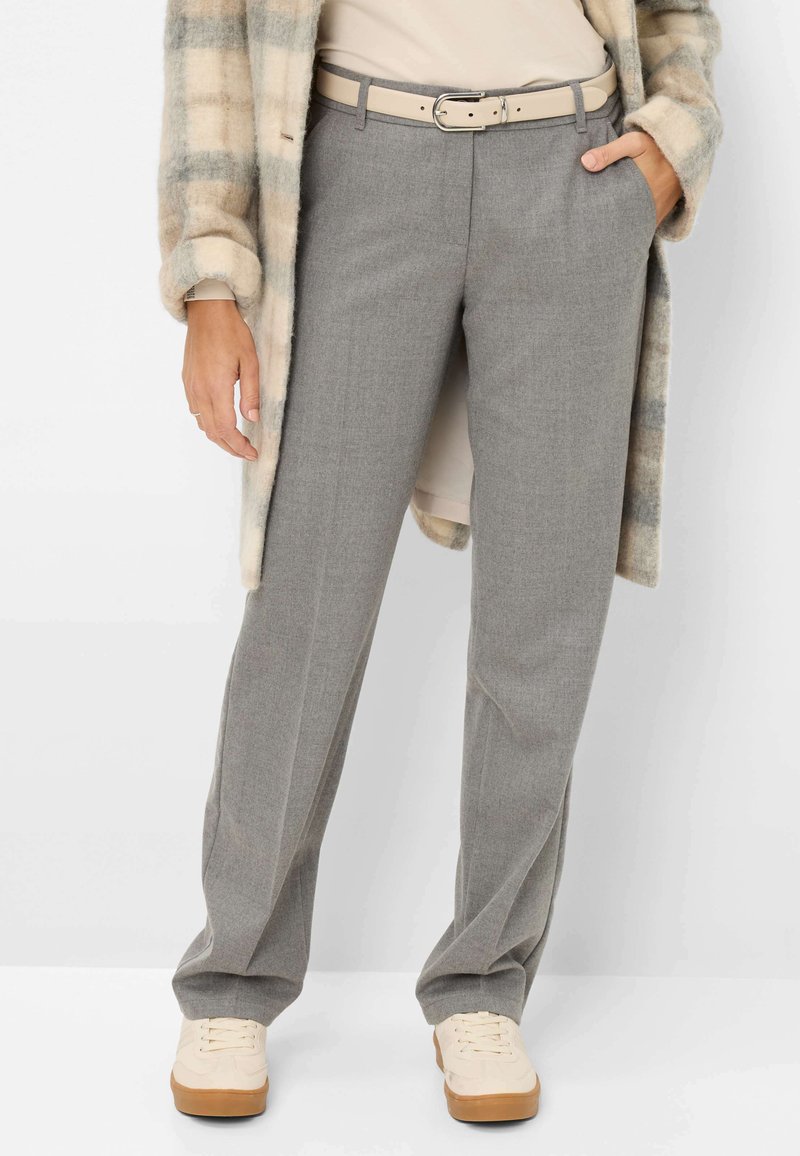 Grijze op maat gemaakte broek met een subtiele textuur, een hoge taille en een beige riem. Gecombineerd met lichtgekleurde casual schoenen.