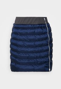 Mörkblå puffkjol med kviltat mönster, försett med grå midjeband och sidogångjärn. Texturerat, isolerat tyg för värme.