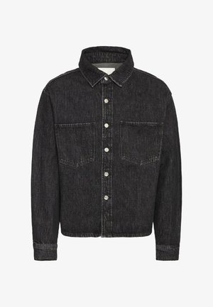 Czarna kurtka dżinsowa z kołnierzykiem, z przodu zapinana na guziki, z dwiema kieszeniami na piersi i długimi rękawami. Ma teksturowane wykończenie materiału.