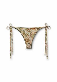 Parte inferior de bikini con estampado floral de hojas verdes, beige y marrones, con lazos laterales que terminan en pequeños colgantes dorados.