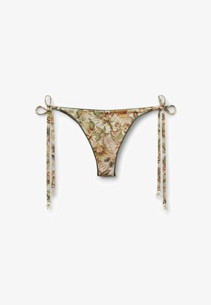 Bikinihose mit Blumenmuster in Grün, Beige und Braun, mit seitlichen Schnürungen und kleinen goldenen Anhängern an den Enden.