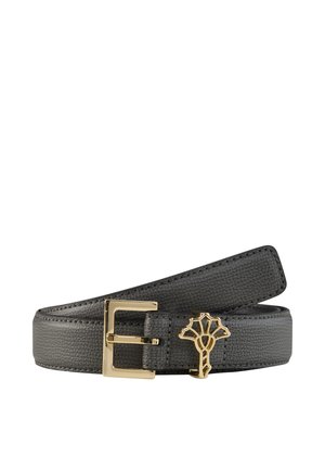 Ceinture en cuir noir texturé avec une boucle rectangulaire dorée et un emblème décoratif doré près de la boucle.