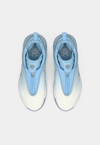 Αθλητικά παπούτσια ανοιχτού μπλε χρώματος με ομαλή, διαβαθμισμένη υφή, κλείσιμο με φερμουάρ και εσωτερικό με λογότυπο. Στρογγυλεμένο σχήμα με πίσω ιμάντες για κράτημα.