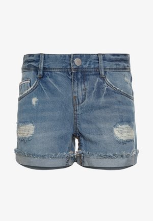Niebieskie krótkie spodenki dżinsowe z postrzępionymi krawędziami i przetarciami z przodu, wyposażone w szlufki na pasek, przednie kieszenie oraz zapięcie na guzik.