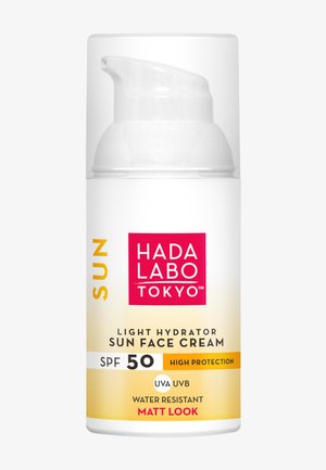 Hada Labo Tokyo Sun Face Cream SPF 50, hydratant léger, haute protection, UVA UVB, résistant à l'eau avec un fini mat dans un flacon pompe blanc et jaune.