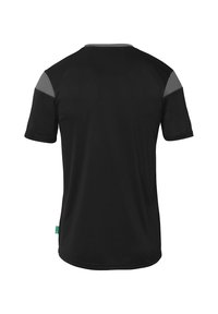 Sort kortærmet t-shirt med grå accentpaneler på skuldrene. Glat stof med rund halsudskæring og lige kant. Har et lille grønt logo.