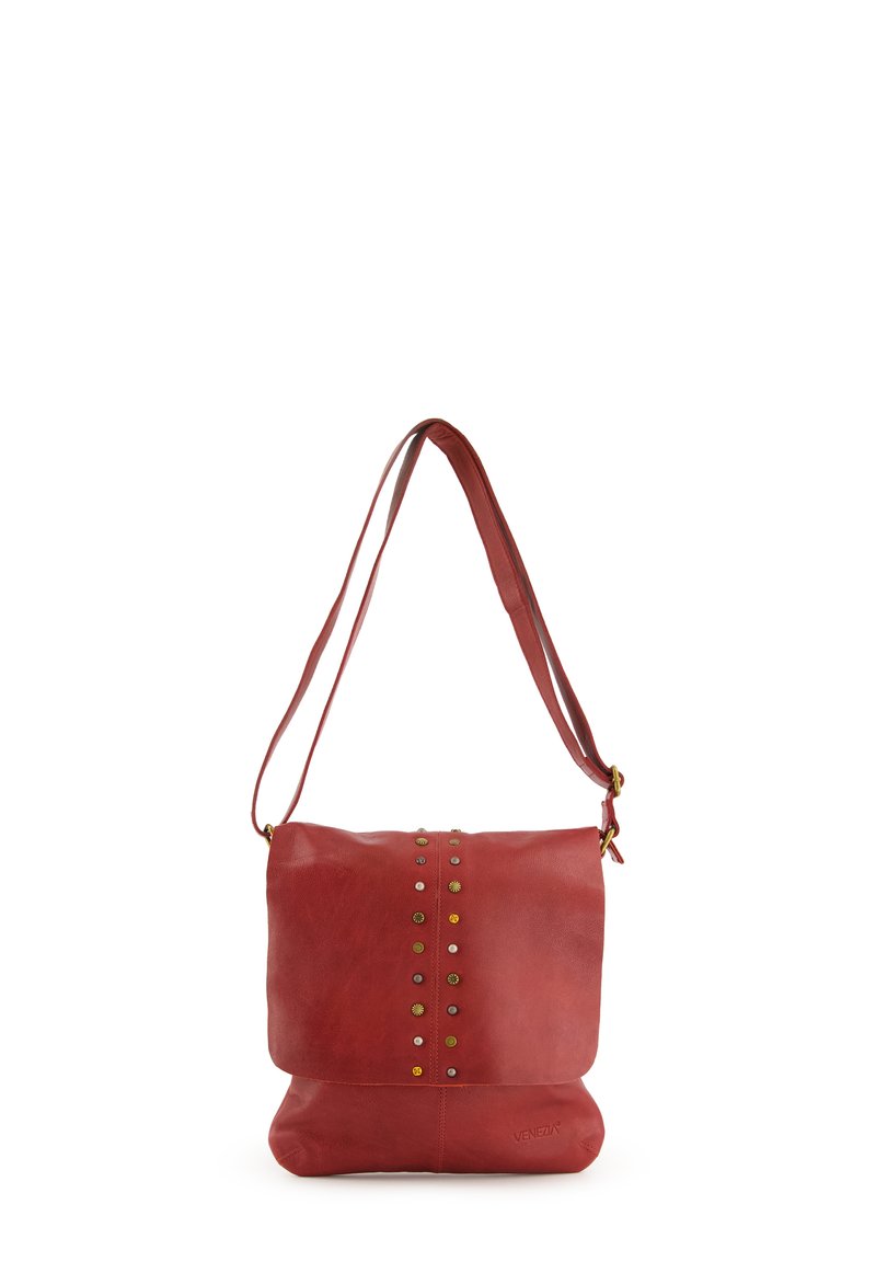 Rote Lederschultertasche mit flachem Design, Nietenakzenten an der Vorderseite und einem langen, verstellbaren Schulterriemen.