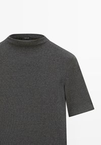 Dunkelgraues, geripptes Strickshirt mit kurzen Ärmeln und Stehkragen.