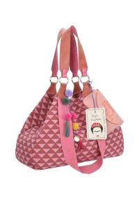Borsa rosa con motivo geometrico a triangoli, dettagli in pelle, doppi manici, decorazioni tra cui pom-pom e un'etichetta decorativa.