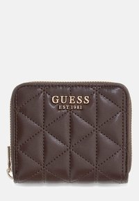 Portefeuille zippé en cuir matelassé marron avec logo GUESS doré et l'inscription EST 1981 embossée sur le devant.