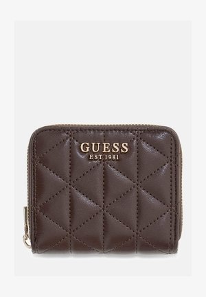 Portefeuille zippé en cuir matelassé marron avec logo GUESS doré et l'inscription EST 1981 embossée sur le devant.