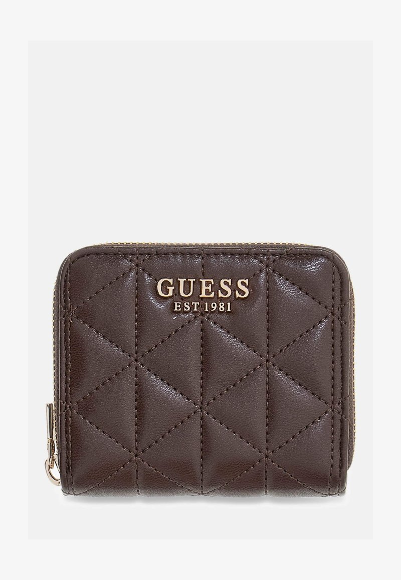 Portefeuille zippé en cuir matelassé marron avec logo GUESS doré et l'inscription EST 1981 embossée sur le devant.