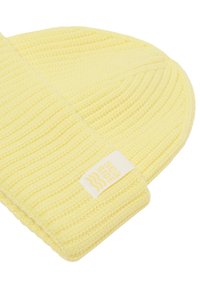 Bonnet tricoté jaune avec une texture côtelée et un revers, avec une étiquette blanche portant l'inscription "SEASIDE" et des motifs de vagues.