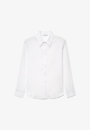 Camicia bianca a maniche lunghe con bottoni e collo a punta, con una sottile trama verticale, distesa su uno sfondo bianco.