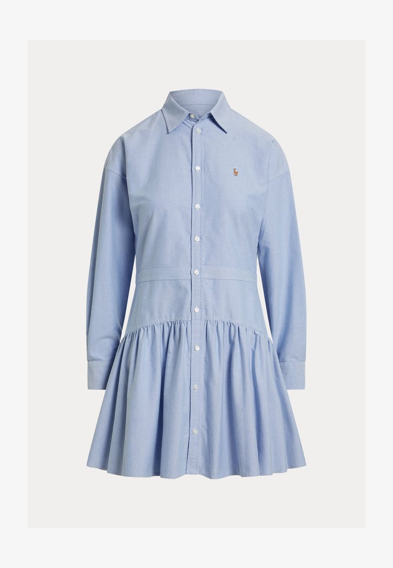 Lyseblå skjortekjole med lange ærmer, knapper foran, spids krave, samlet skørteskørt og lille broderet logo på brystet.