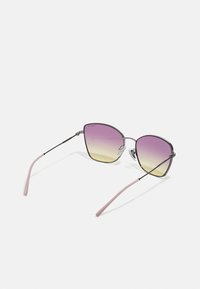 Ochelari de soare cat-eye cu lentile gradient de la violet la galben, cadru din metal și brațe accente roz. Dispun de pernuțe pentru nas ajustabile.