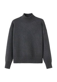 Suéter gris de punto con un cuello alto y acanalado, hombros caídos y puños y dobladillo acanalados. Textura suave y corte relajado.