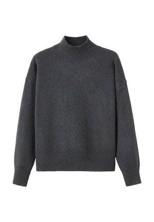 Suéter gris de punto con un cuello alto y acanalado, hombros caídos y puños y dobladillo acanalados. Textura suave y corte relajado.