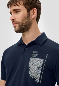s.Oliver MIT GRAFIK - Poloshirt - navy