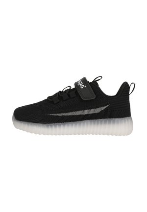 Baskets en tricot noires avec une tige légère et flexible et une semelle translucide. Dotées d'une sangle Velcro et de détails réfléchissants subtils.