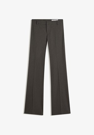 Bruine uitlopende broek gemaakt van een glad, gestructureerd stof; voorzien van een vlakke voorkant, steekzakken aan de voorkant en een tailleband met riemlussen.