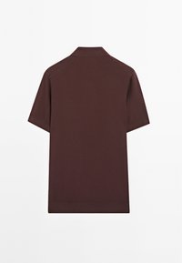 Polo shirt a maniche corte marrone scuro realizzato in tessuto strutturato, con colletto classico e orlo dritto.
