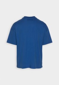 Blaues Baumwoll-T-Shirt mit kurzen Ärmeln und Rundhalsausschnitt. Glatte Textur, lässige Passform, keine sichtbaren Muster oder Akzente. Rückansicht.