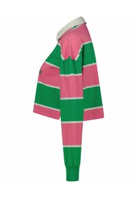 Randig polo-tröja i rosa och gröna färger med vita ränder, långa ärmar och en kontrasterande vit krage. Mjuk tygetextur.