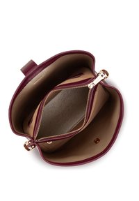 Sac à main en cuir bordeaux avec une finition texturée, dotée d'une poche intérieure zippée et d'un doublure beige. Accents en métal doré inclus.