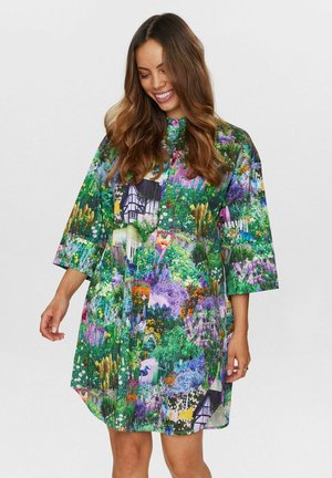 Kleurrijke bloemen jurk met een knoopsluiting, voorzien van een mix van groene, paarse en bloemmotieven, en losse driekwart mouwen.
