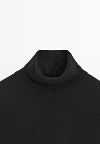 Maglione a collo alto nero con colletto e polsini a coste. Tessuto morbido, silhouette aderente, texture liscia e senza motivi o accessori visibili.