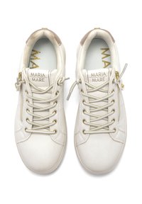 Weiße strukturierte Sneakers mit goldenen Akzenten, ausgestattet mit traditionellen Schnürsenkeln, einem Reißverschlussdetail an der Seite und einer dezenten beigefarbenen Fersenkappe. Markenlogo sichtbar.