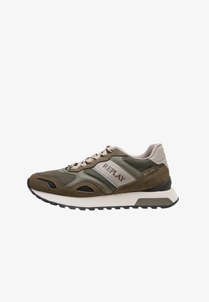 Low-Top-Sneaker in Oliv und Beige mit Wildleder- und Mesh-Einsätzen, schwarze Sohle, beige Schnürsenkel und "REPLAY"-Logo an der Seite.