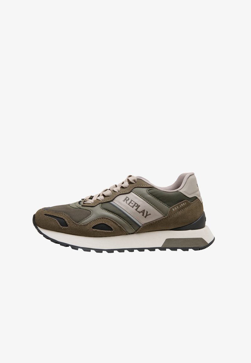 Basket basse en olive et beige avec panneaux en suède et mesh, semelle noire, lacets beige et logo "REPLAY" sur le côté.