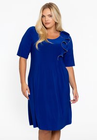 Blauwe jurk tot de knie, gemaakt van gladde stof, met korte mouwen en een gerimpelde rand langs de halslijn. Eenvoudig en elegant ontwerp.