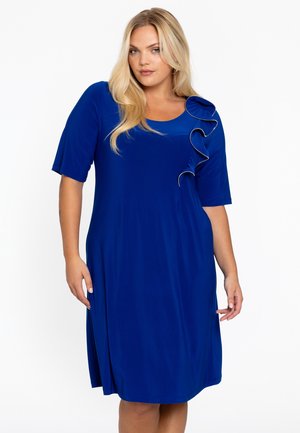 Blauwe jurk tot de knie, gemaakt van gladde stof, met korte mouwen en een gerimpelde rand langs de halslijn. Eenvoudig en elegant ontwerp.