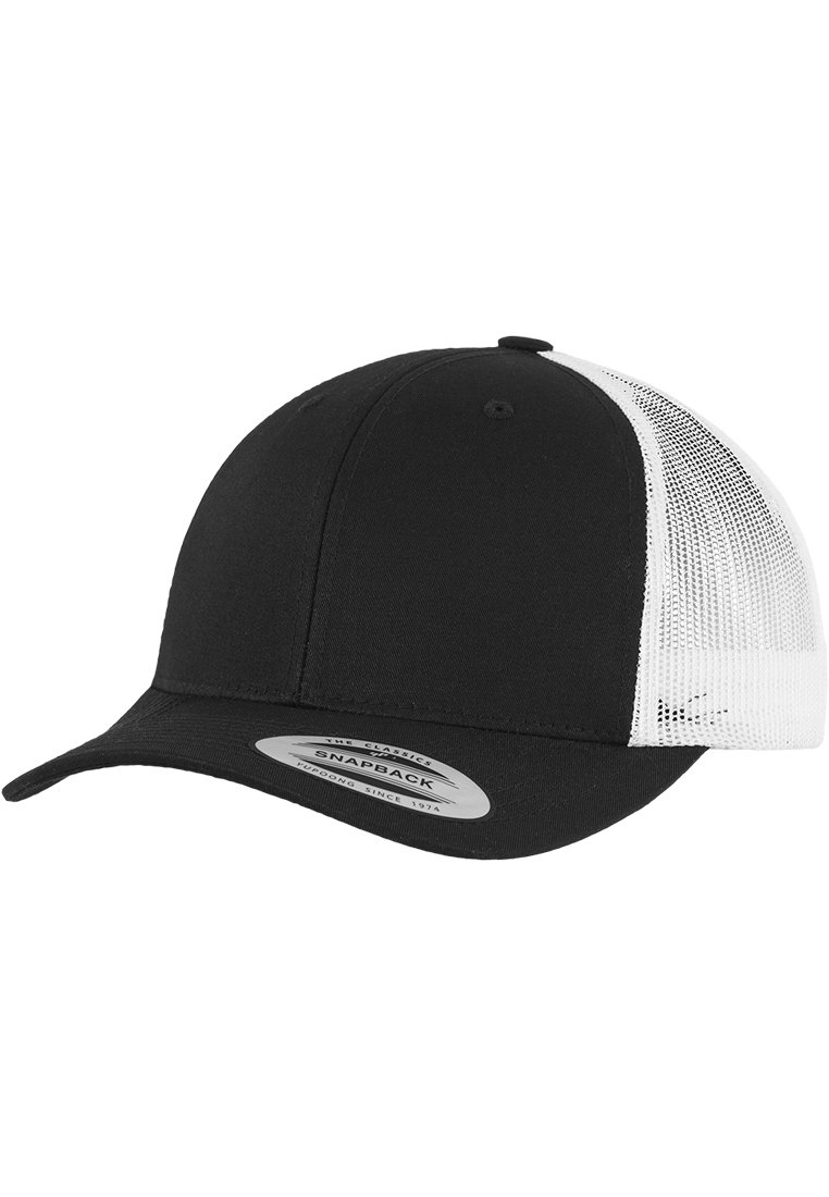 Crni snapback cap s čvrstom prednjom stranom i bijelim mrežastim stranama. Ima zakrivljeni vizir i kaiš s mogućnošću podešavanja veličine straga.