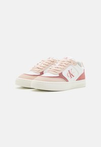 Par av lågskurna avslappnade sneakers med vita, rosa och mauve paneler, snörning framtill och "CK" Calvin Klein-logotyp på sidorna och tungan.