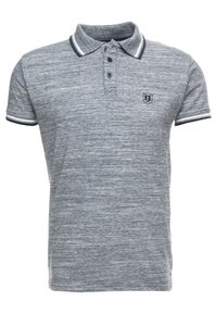 Polo gris en tissu chiné avec un col à trois boutons. Il présente un col et des poignets rayés bleu marine, avec un petit logo sur la poitrine.