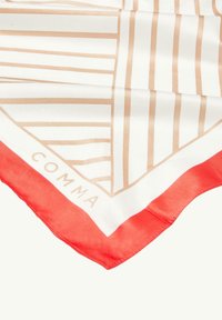 Seidenschal mit einem geometrischen Muster in Weiß und Gold, umgeben von einem einfarbigen roten Rand. Das Design umfasst kantige Linien und das Wort "COMMA".