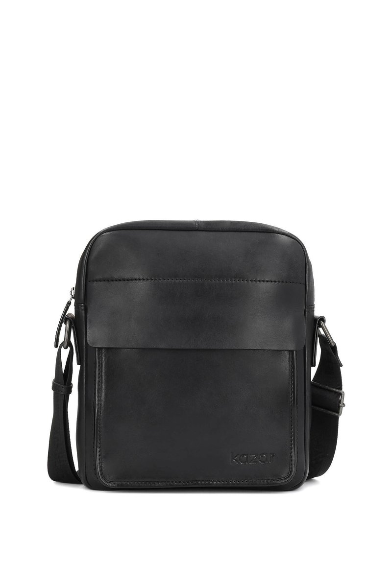 Borsa a tracolla in pelle nera con una texture liscia, dotata di una chiusura a patta e di una tracolla regolabile. Branding evidente sulla parte anteriore.
