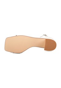 Scarpa con tacco bianca, punta quadrata, tomaia liscia e suola in gomma testurizzata; presenta una cinghia alla caviglia per una vestibilità sicura.