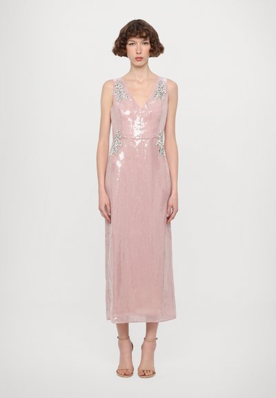 Robe de soirée rose en sequins avec un décolleté en V et des embellissements sur les épaules. La silhouette est slim et arrive au niveau du bas des mollets.