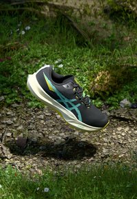 Schwarzer Laufschuh mit blauen und gelben Akzenten, leichtem Mesh-Obermaterial, gepolsterter Sohle und strukturiertem Außensohle für Traktion.