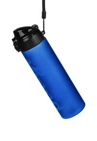 Modrá nerezová ocelová lahev na vodu s matným povrchem, černým víčkem a texturovaným úchopem. Obsahuje popruh na nošení a vyražené logo.