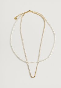 Collana a strati in oro e perle che presenta una scintillante catena di strass e un gancio regolabile con prolunghe in catena.