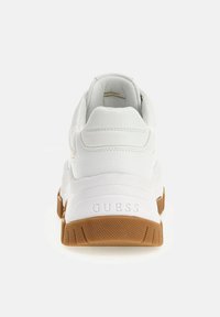 Guess BERRETT - Sneakers basse - white