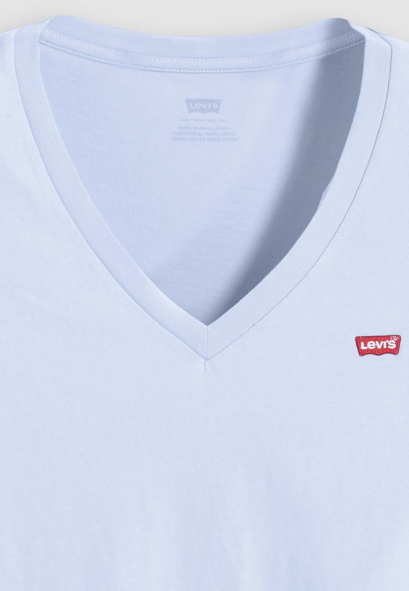 Helles blaues V-Ausschnitt-T-Shirt aus weicher Baumwolle, mit einem kleinen roten Levi's-Logo auf der linken Brust und einer glatten Textur.