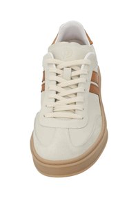 Sneaker mit einem cremeweißen Lederobermaterial und hellbraunen Wildlederakzenten. Verfügt über eine abgerundete Zehenpartie und flache Schnürsenkel. Strukturierte Gummisohle.